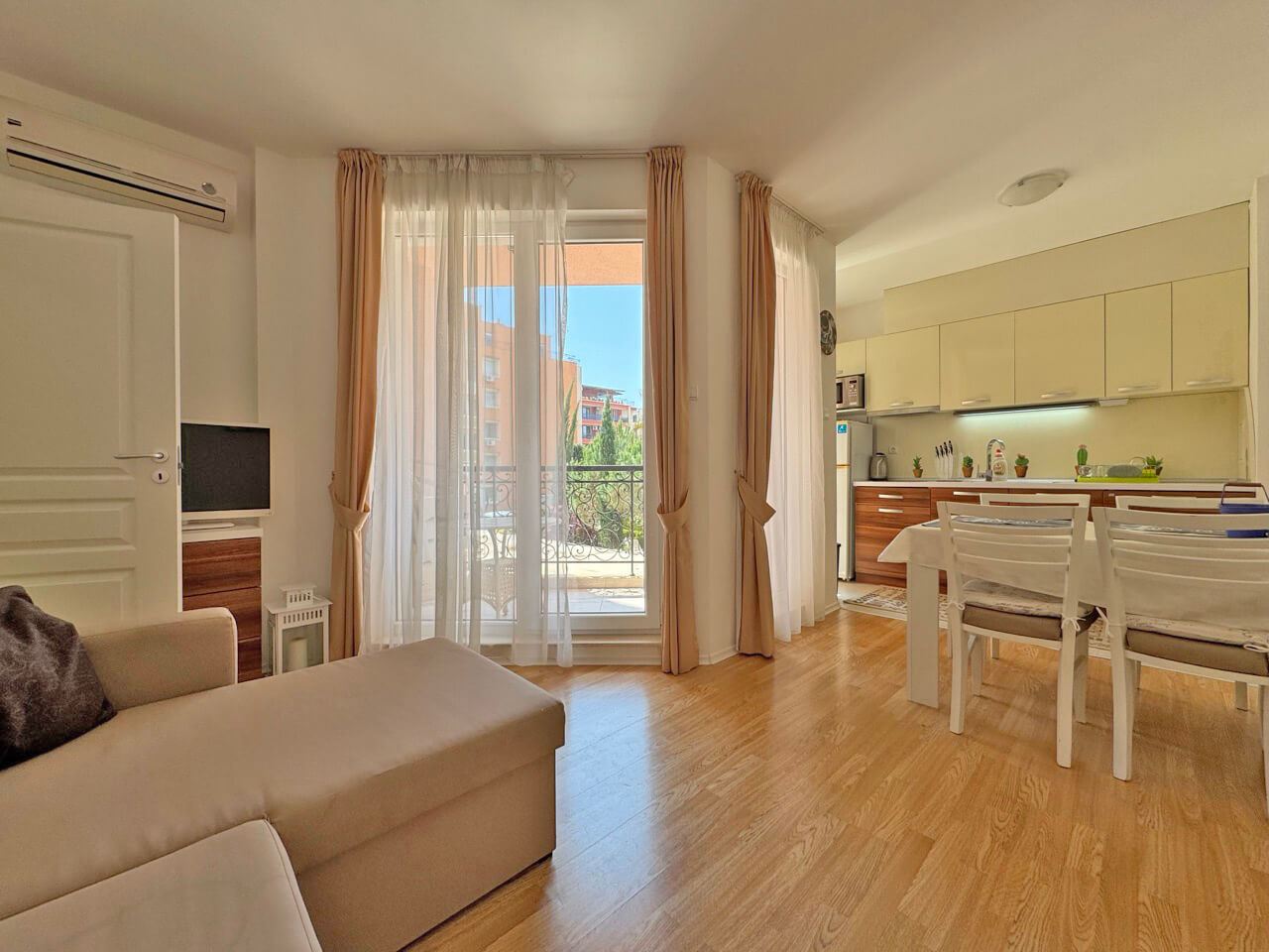 Elegante Zweizimmerwohnung mit Poolblick in einer luxuriösen Anlage in Sonnenstrand