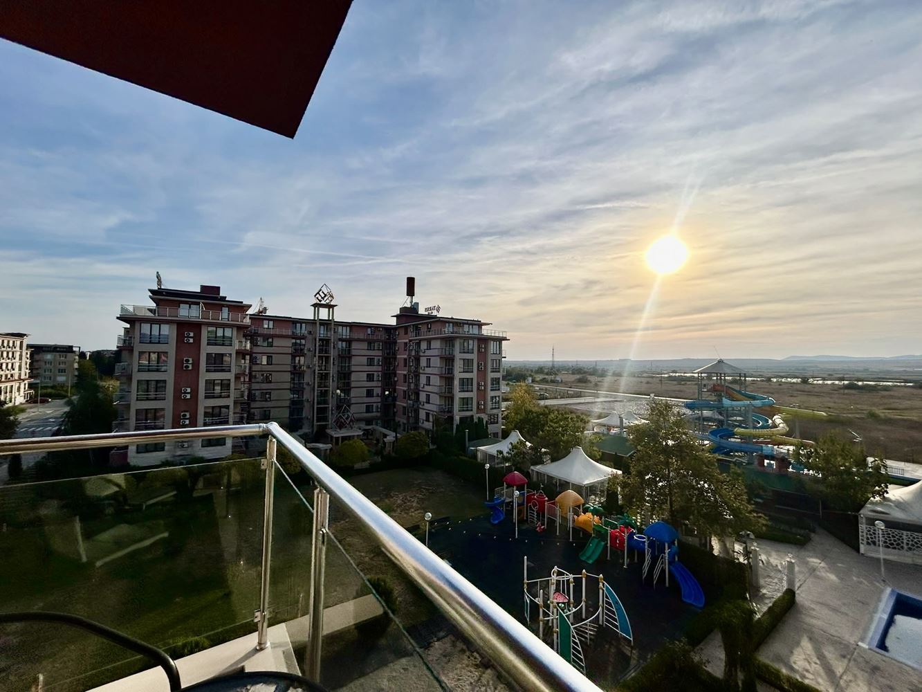 Zweizimmerwohnung mit Blick auf den Pool in einer Anlage mit umfangreicher Infrastruktur
