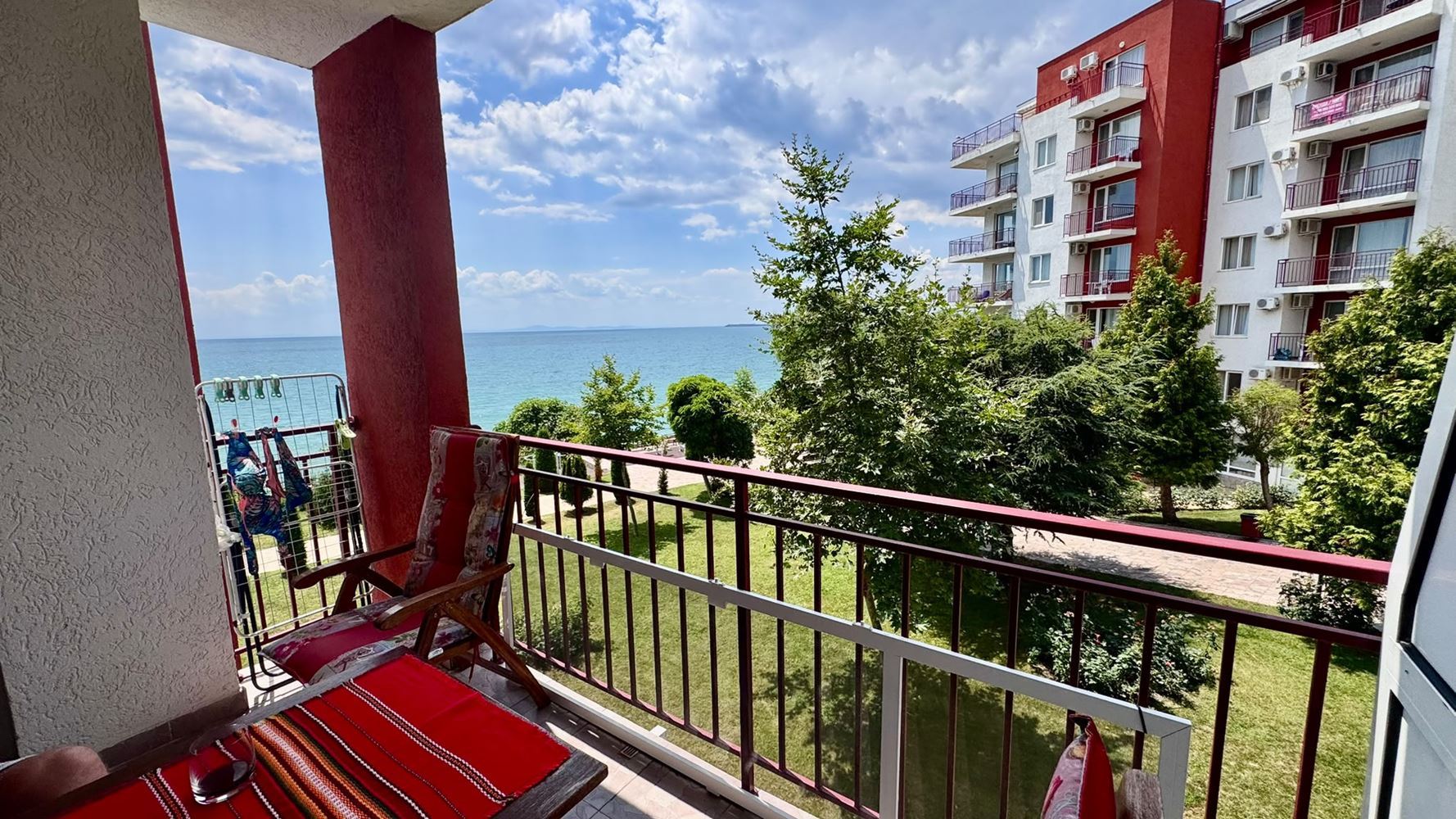 Erste Meereslinie in Sveti Vlas – Wohnung mit Meerblick in einer Anlage mit eigener Infrastruktur