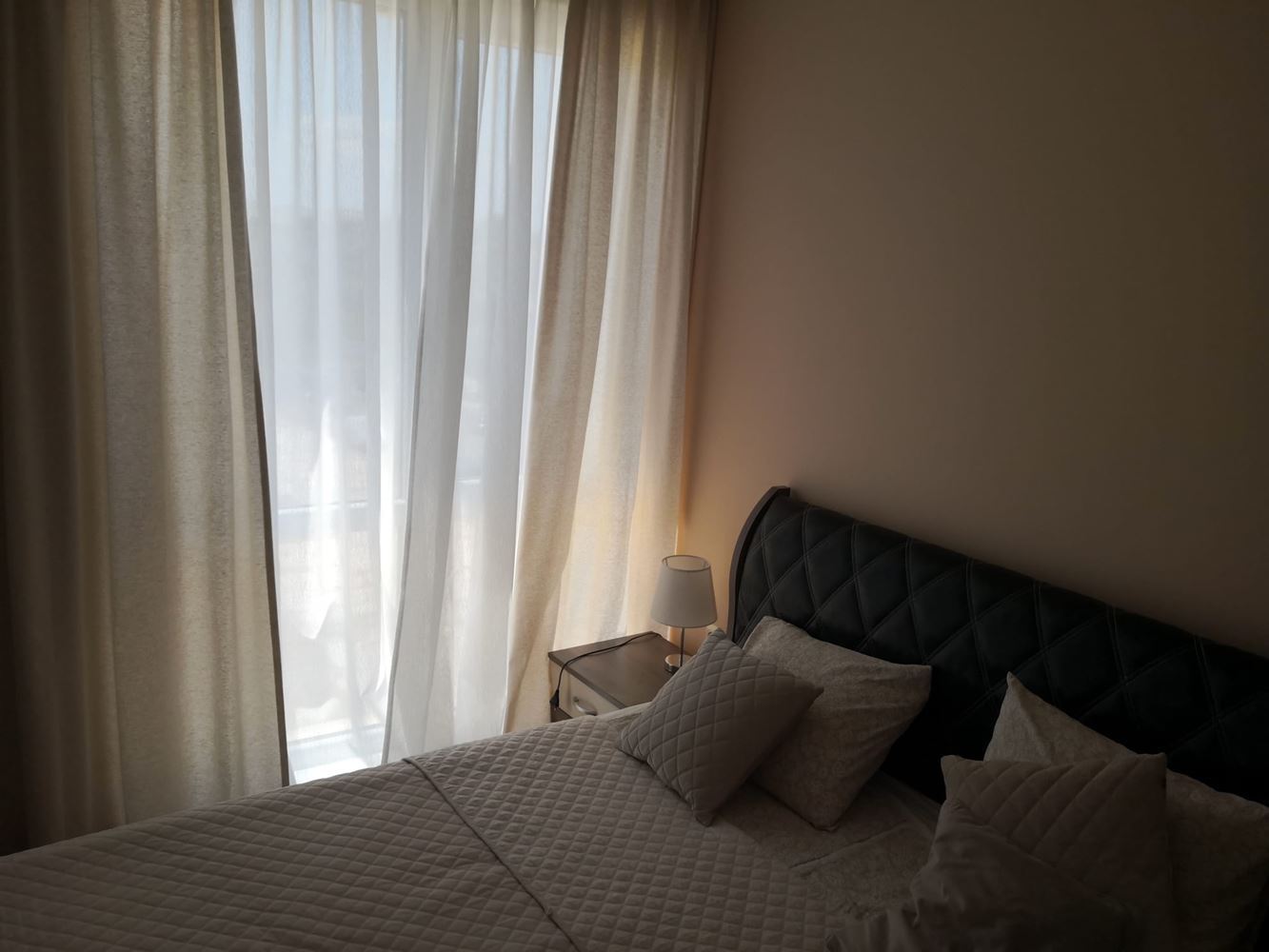 Geräumiges Apartment mit zwei Schlafzimmern und Blick auf den Pool und den Garten – vollständig möbliert in einer modernen Anlage in Sonnenstrand