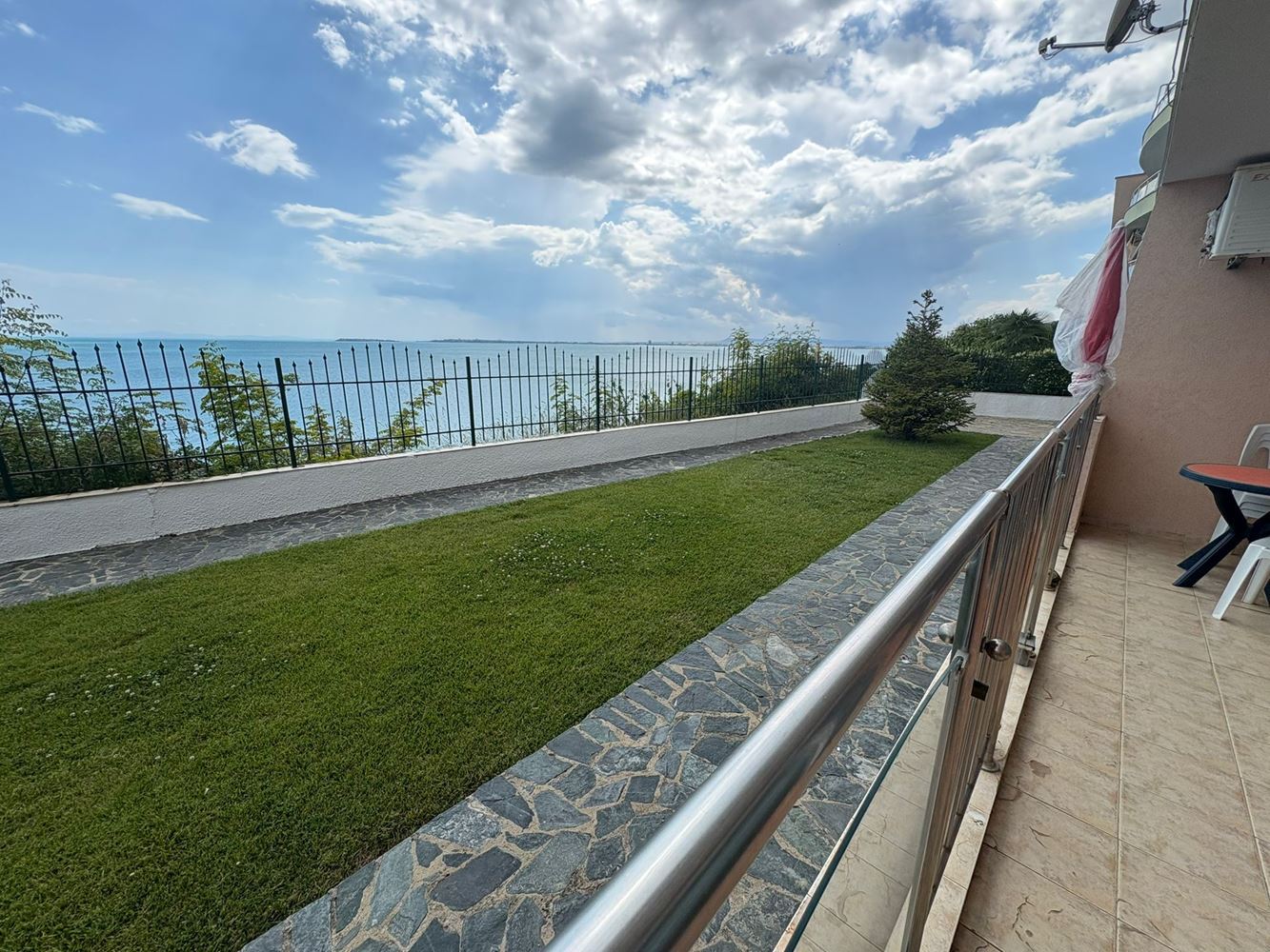 2-Zimmer-Wohnung mit direktem Meerblick in Sveti Vlas – Komfort, Ruhe und Resort-Lebensstil