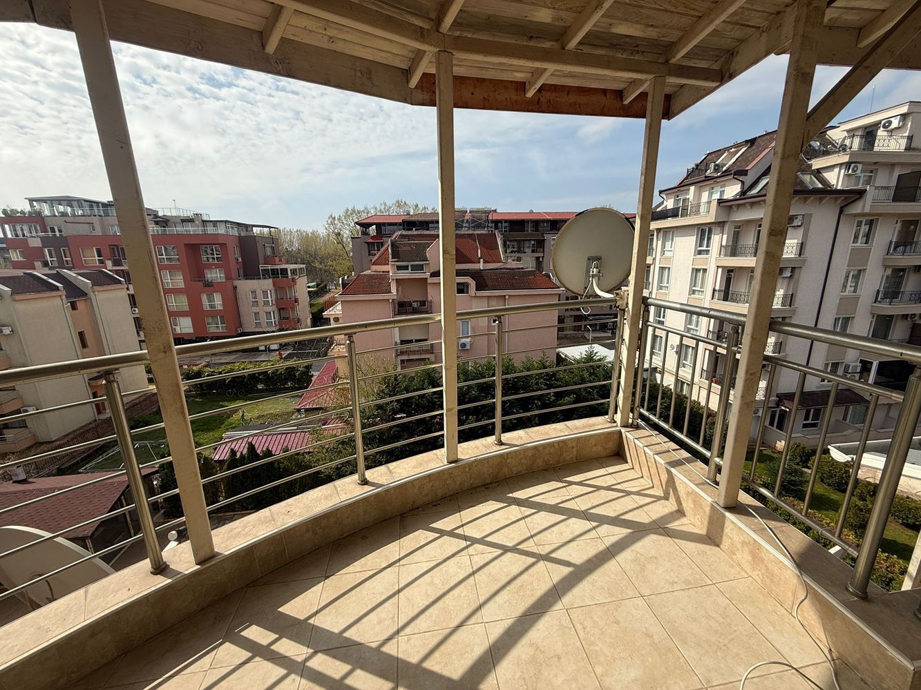 Geräumige 3-Zimmer-Wohnung in Sonnenstrand – Komfort, Natur und niedrige Wartungsgebühr