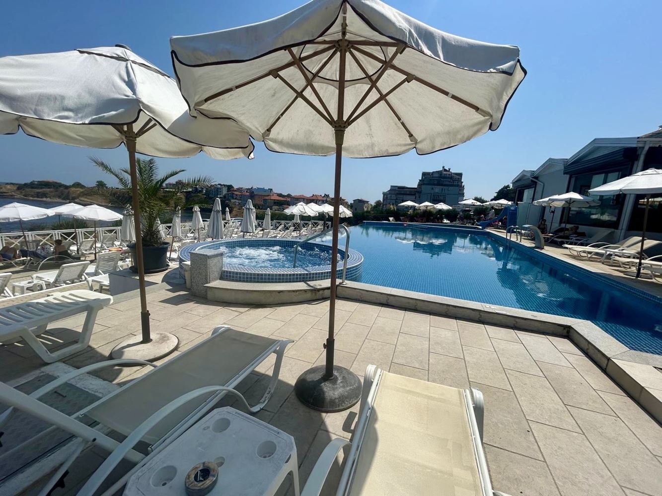 Gemütliches und geräumiges Studio in Ahtopol – bezugsfertig, mit Act 16 und Blick auf den Swimmingpool