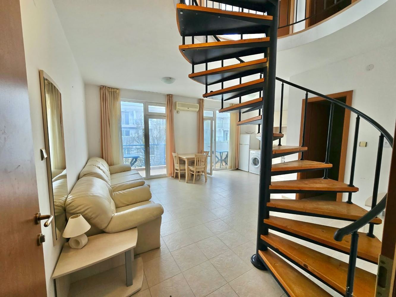 Großzügige Maisonettewohnung mit zwei Schlafzimmern und drei Balkonen in Sonnenstrand – Act 16, Haushaltsstrom und Poolblick
