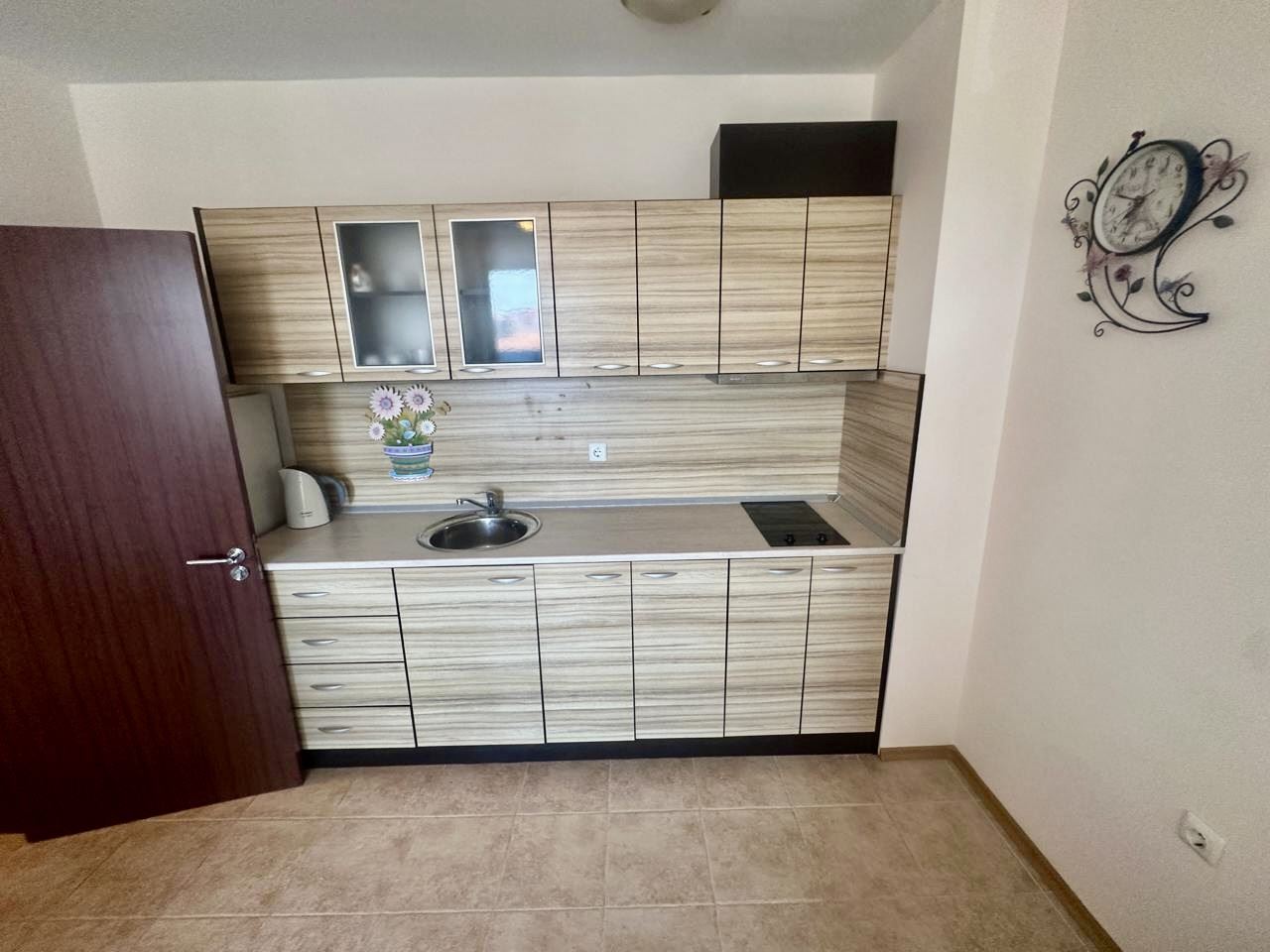 Geräumige Zweizimmerwohnung mit Blick auf den begrünten Innenhof in Nessebar