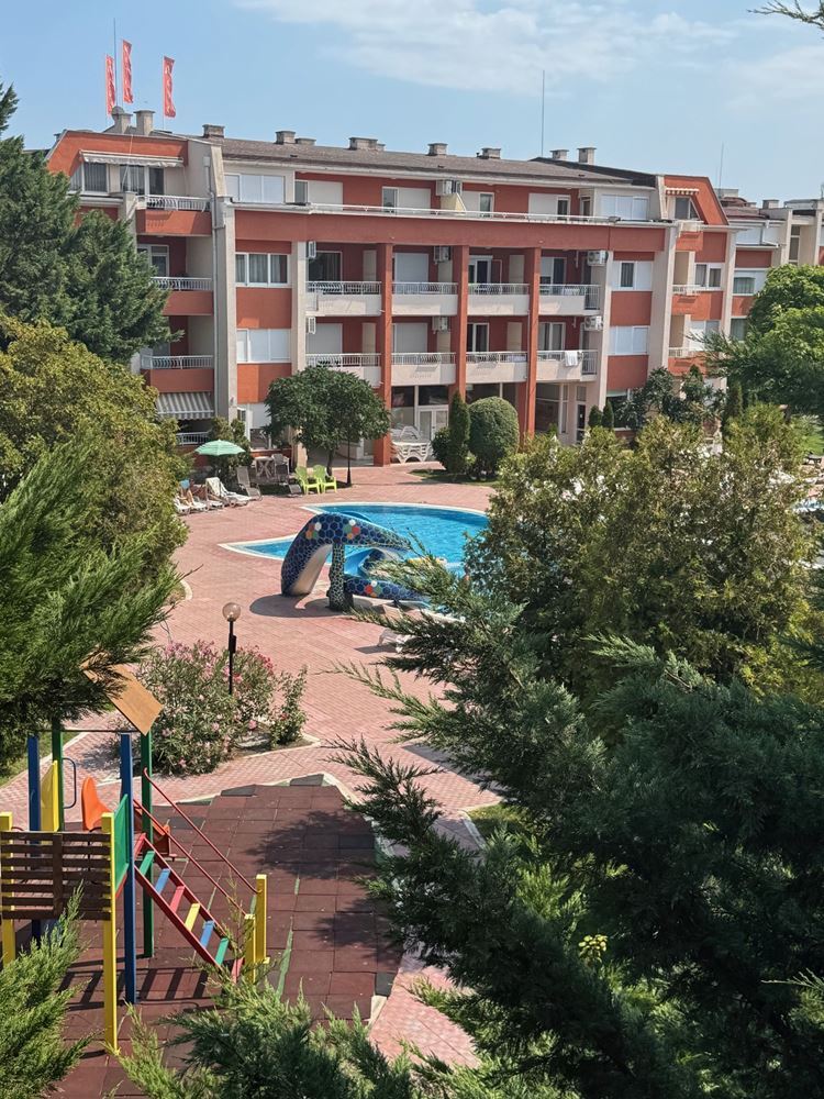 Geräumiges Studio mit Poolblick in Sonnenstrand – Haushaltsstrom und ausgezeichnete Infrastruktur