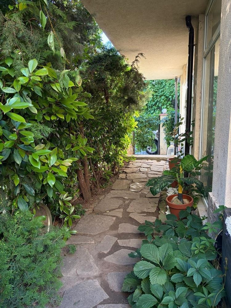 Geräumige Wohnung mit zwei Schlafzimmern und eigenem Garten nur 100 Meter vom Strand in Nessebar entfernt
