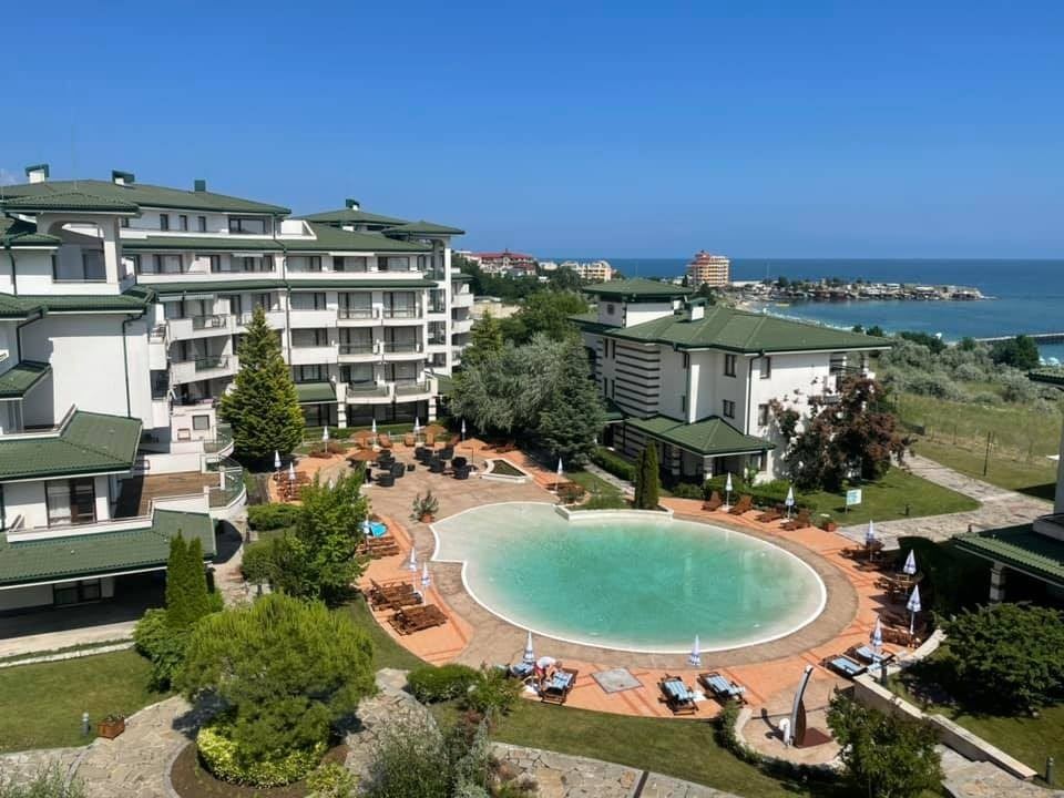 Hoher Standard und vielfältige Annehmlichkeiten – Hervorragende Zwei-Zimmer-Wohnung in einem Luxuskomplex direkt am Meer in Ravda