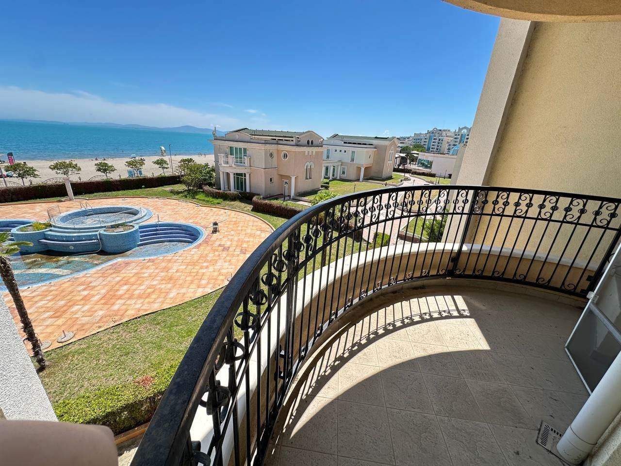 Geräumige Wohnung mit Meerblick in erster Meereslinie in Pomorie – Ferienimmobilie mit dem Gefühl eines luxuriösen Resorts