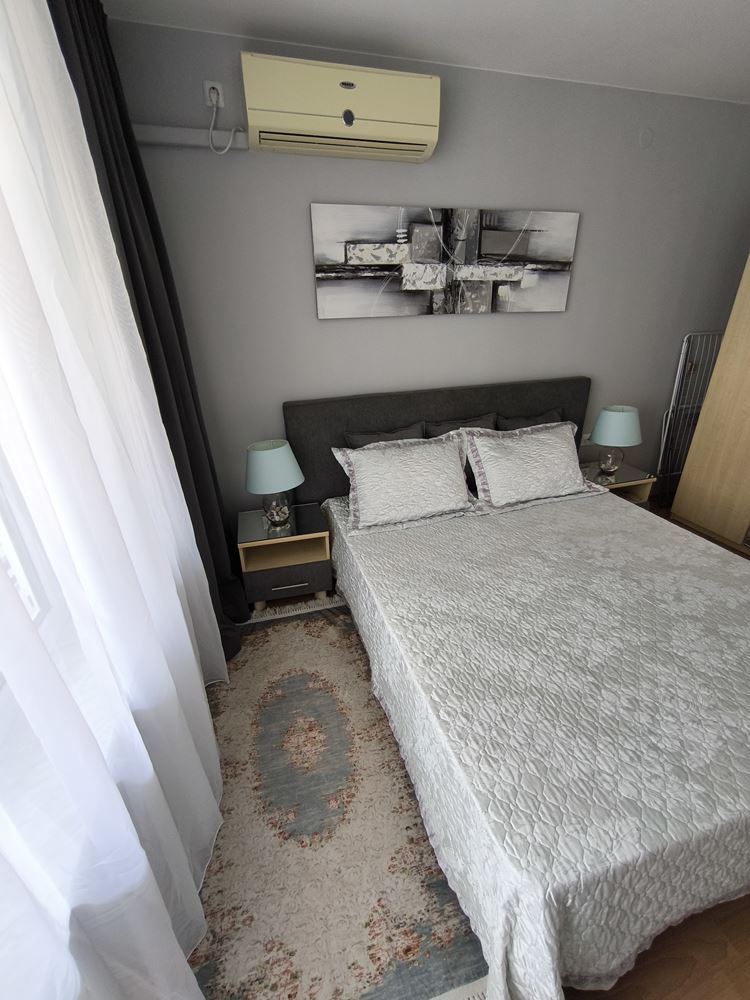 Luxuriöse Wohnung mit einem Schlafzimmer in erster Meereslinie in Sveti Vlas