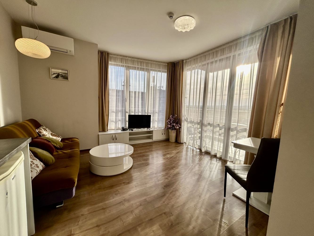 Zweizimmerwohnung mit Blick auf den Pool in einer Anlage mit umfangreicher Infrastruktur