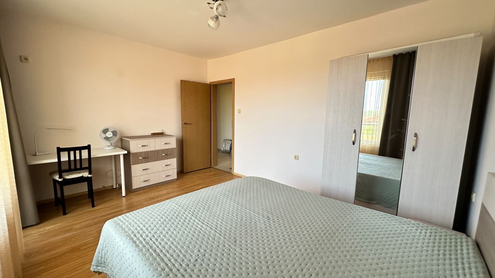 Helle Drei-Zimmer-Wohnung in ruhiger Lage in Nessebar mit niedriger Instandhaltungsgebühr