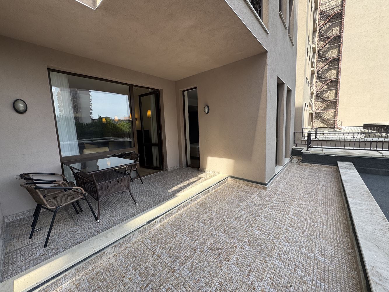 Großzügige Zweizimmerwohnung mit großer Terrasse, nur 50 Meter vom Strand entfernt, in Sonnenstrand