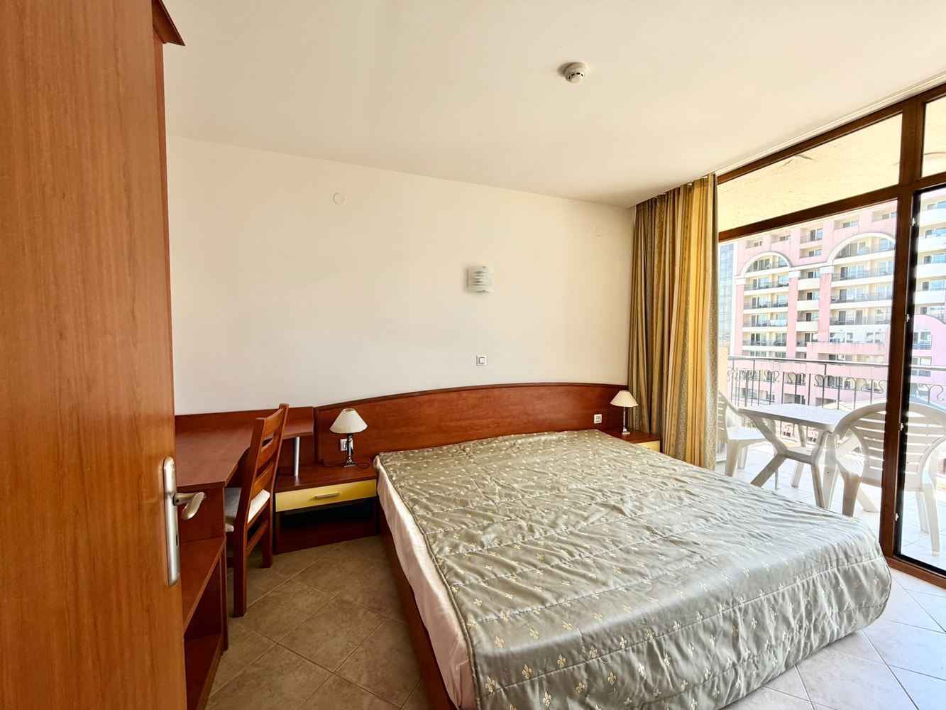 Geräumige Wohnung mit einem Schlafzimmer und Meerblick in zweiter Meereslinie in Sonnenstrand