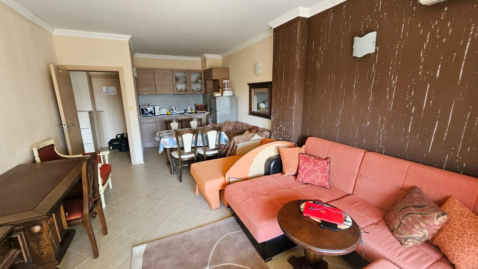 Geräumige Einzimmerwohnung in erster Meereslinie in Zarewo mit vollständiger Möblierung