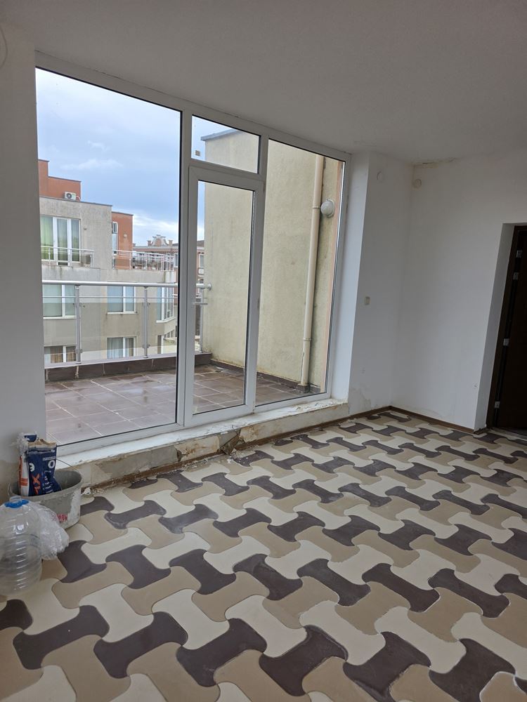3-Zimmer-Wohnung mit riesiger Terrasse 500 m vom Strand in Sonnenstrand entfernt – 148 m² und hervorragendes Potenzial