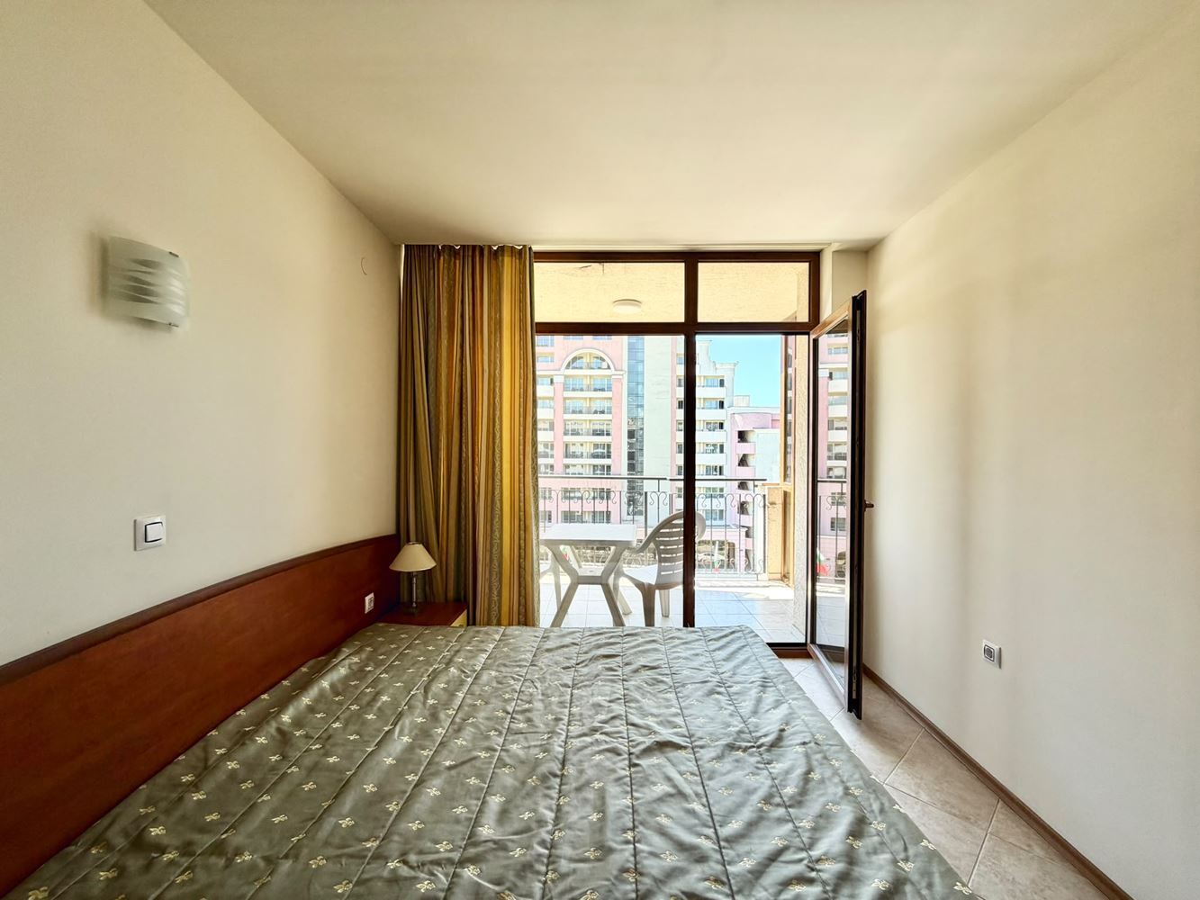 Geräumige Wohnung mit einem Schlafzimmer und Meerblick in zweiter Meereslinie in Sonnenstrand