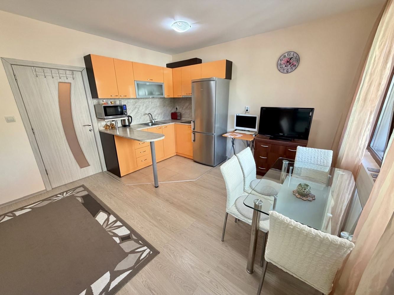 Sarafovo – Geräumige Zweizimmerwohnung mit Act 16, minimaler Instandhaltungsgebühr und kompletter Möblierung