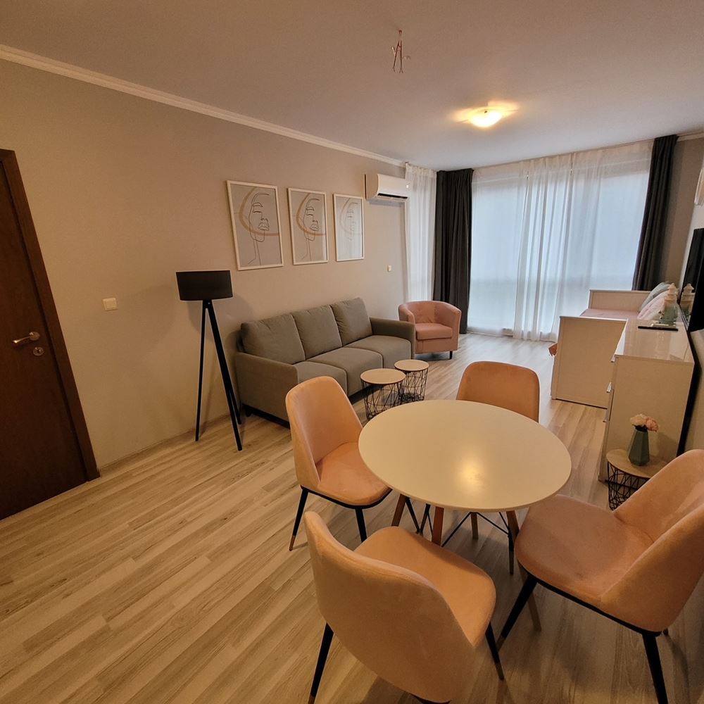 Gemütliche Zweizimmerwohnung mit neuer Einrichtung in einer geschlossenen Wohnanlage nahe dem Meer im Ferienort Elenite
