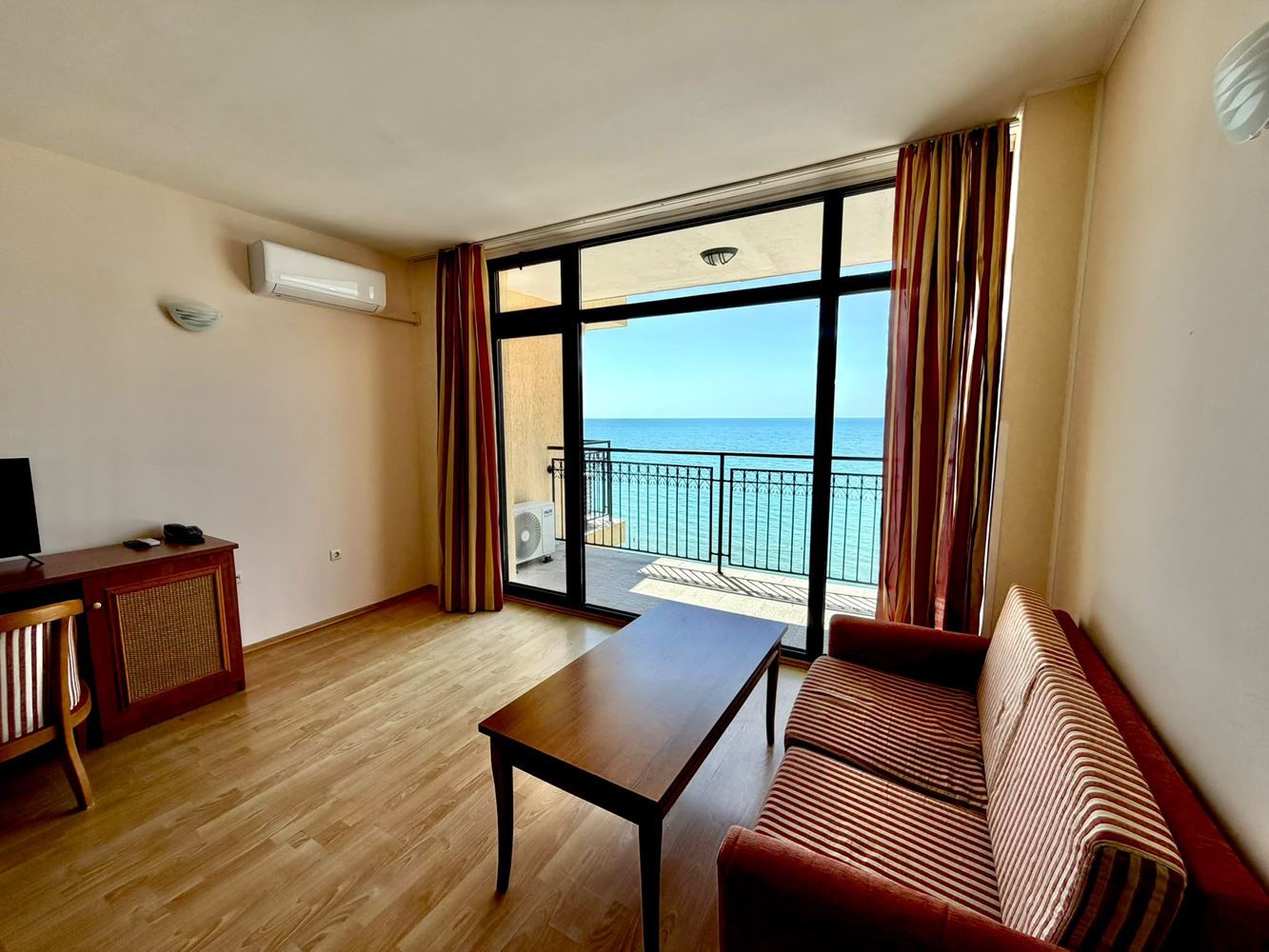 2-Zimmer-Wohnung mit Panoramablick auf das Meer in erster Meereslinie in Sveti Vlas