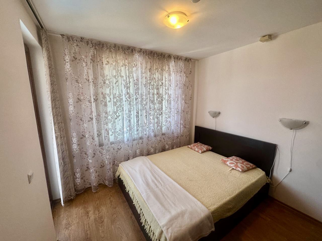 Geräumige Zweizimmerwohnung mit Blick auf den begrünten Innenhof in Nessebar
