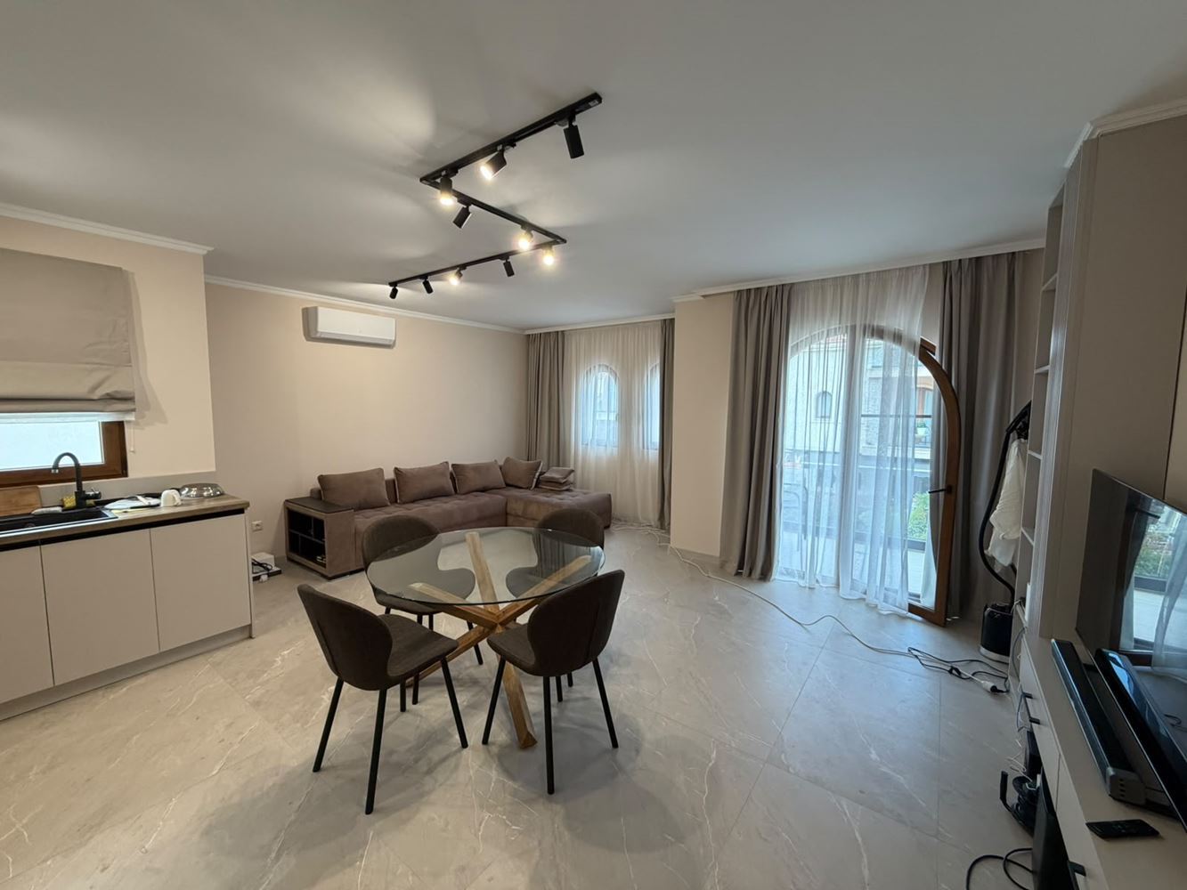 Luxuriöses Apartment mit zwei Schlafzimmern in einer neuen Wohnanlage nahe Sonnenstrand – Komfort, Sicherheit und hervorragende Investition