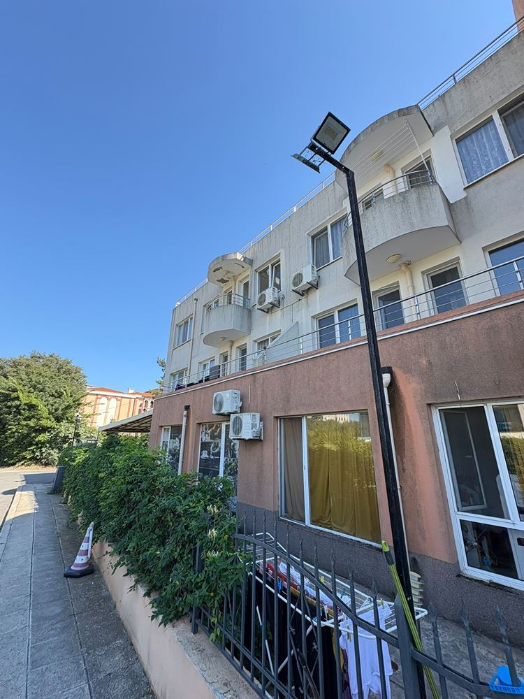 Pomorie 300 m vom Meer entfernt – möblierte Zweizimmerwohnung mit einem Schlafzimmer in einer Wohnanlage mit Swimmingpool