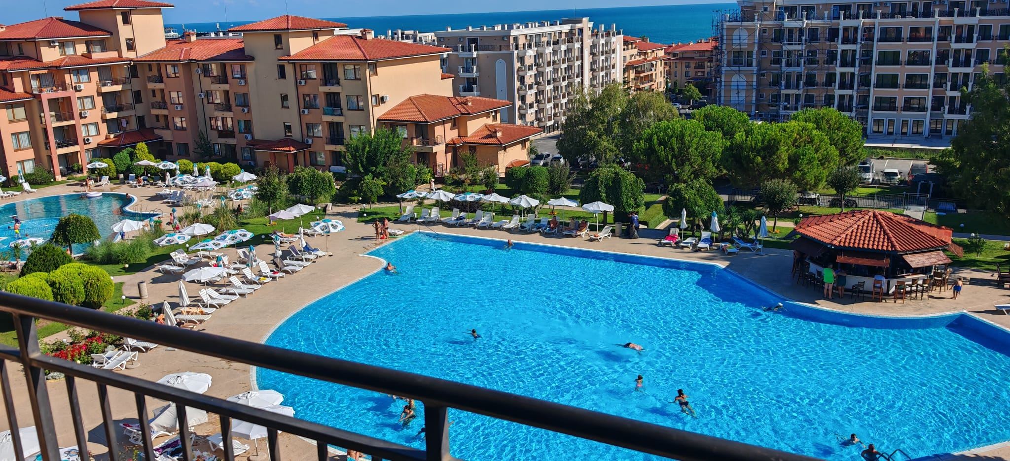 Panoramablick auf das Meer und die Pools – großzügige Drei-Zimmer-Wohnung in Sveti Vlas