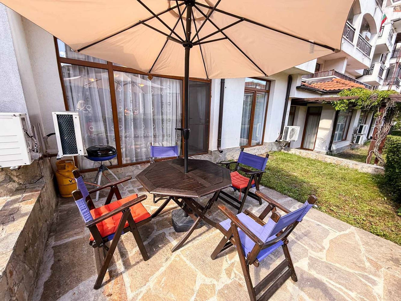 Großzügige Zweizimmerwohnung mit kleinem Privatgarten und großer Veranda in einer Anlage bei Aheloy