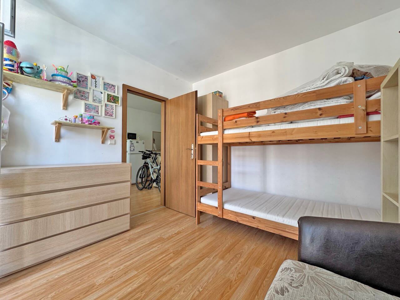 Helle Wohnung mit einem Schlafzimmer und Poolblick in einer hervorragend gepflegten Anlage in Sonnenstrand