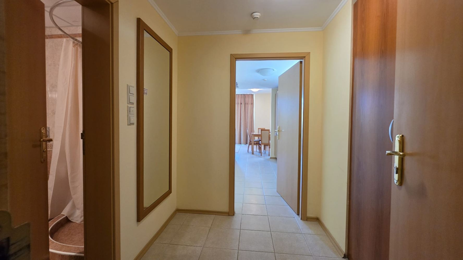 Geräumige 2-Zimmer-Wohnung mit einem Schlafzimmer in erster Meereslinie in Pomorie