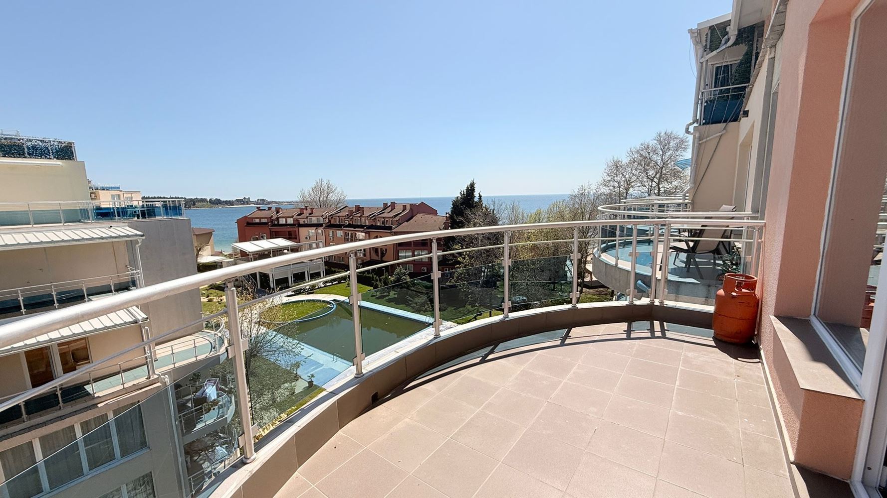 Luxuriöse Wohnung mit drei Schlafzimmern in erster Meereslinie in Ravda – Raum, Prestige und beeindruckendes Meerespanorama