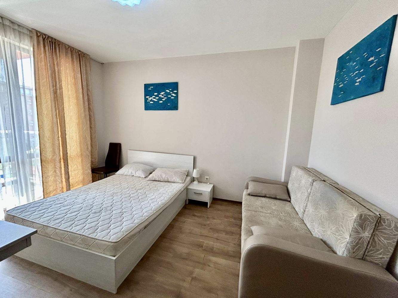 Helles und gemütliches Studio mit Blick auf den schönen Innenbereich – Komfort und Ruhe in einer modernen Anlage