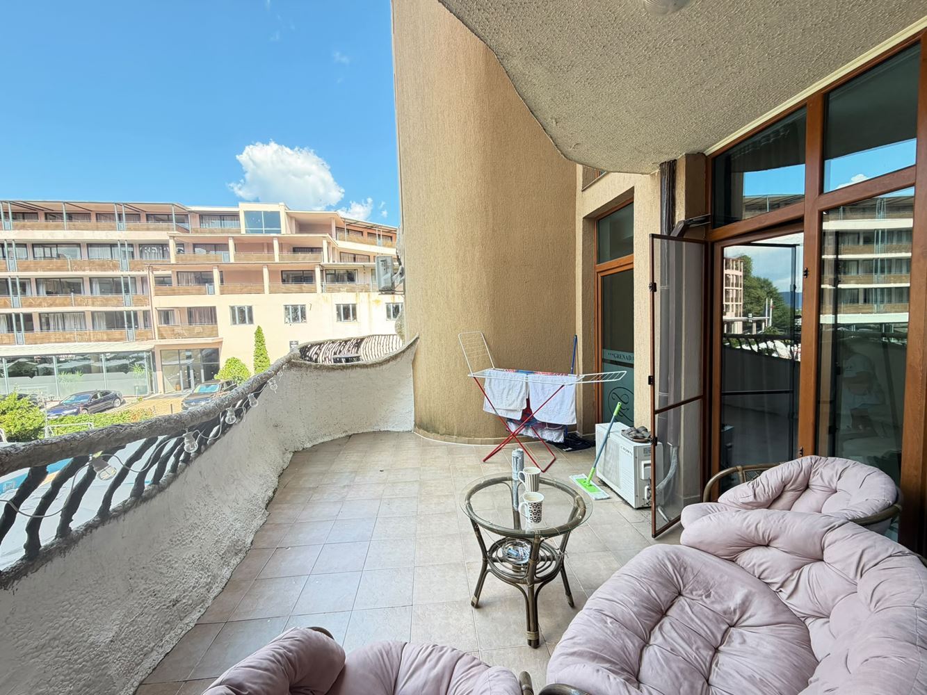 Geräumige Wohnung mit einem Schlafzimmer und großer Terrasse im südlichen Teil von Sonnenstrand – ausgezeichnete Investition am Meer