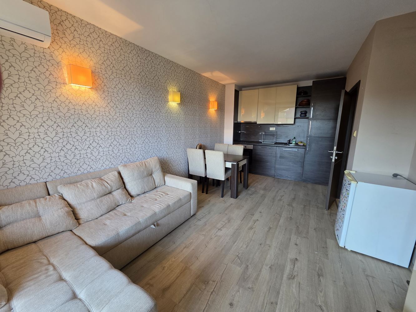 Herrliche Wohnung mit einem Schlafzimmer in einer Anlage in Sonnenstrand – Blick auf den Pool; Stil und Komfort