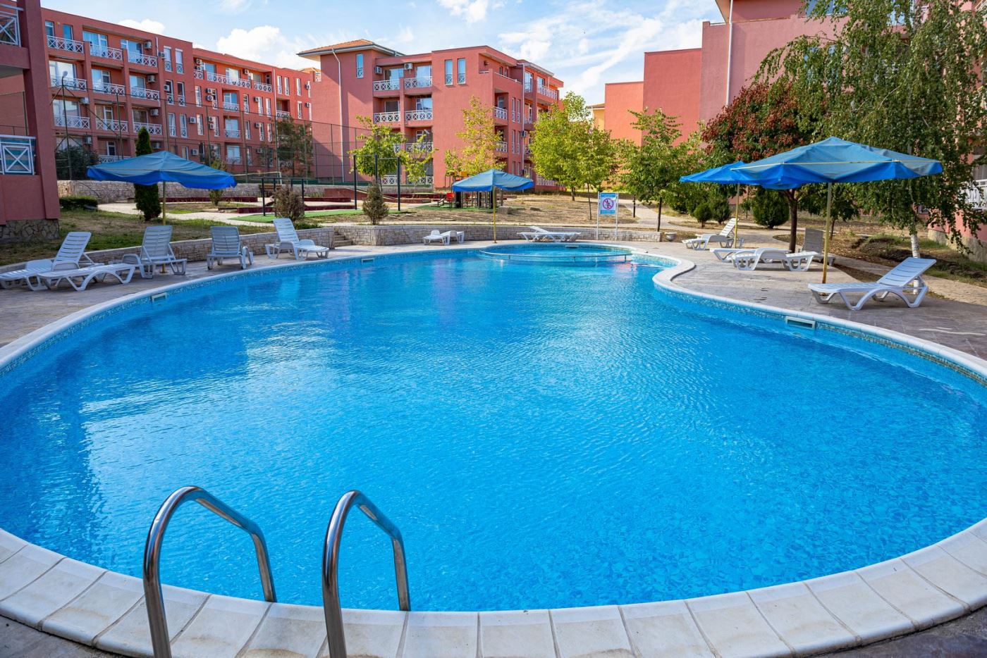 Exklusiv möbliertes Studio in einer geschlossenen Anlage mit umfangreicher Infrastruktur und ruhiger Atmosphäre