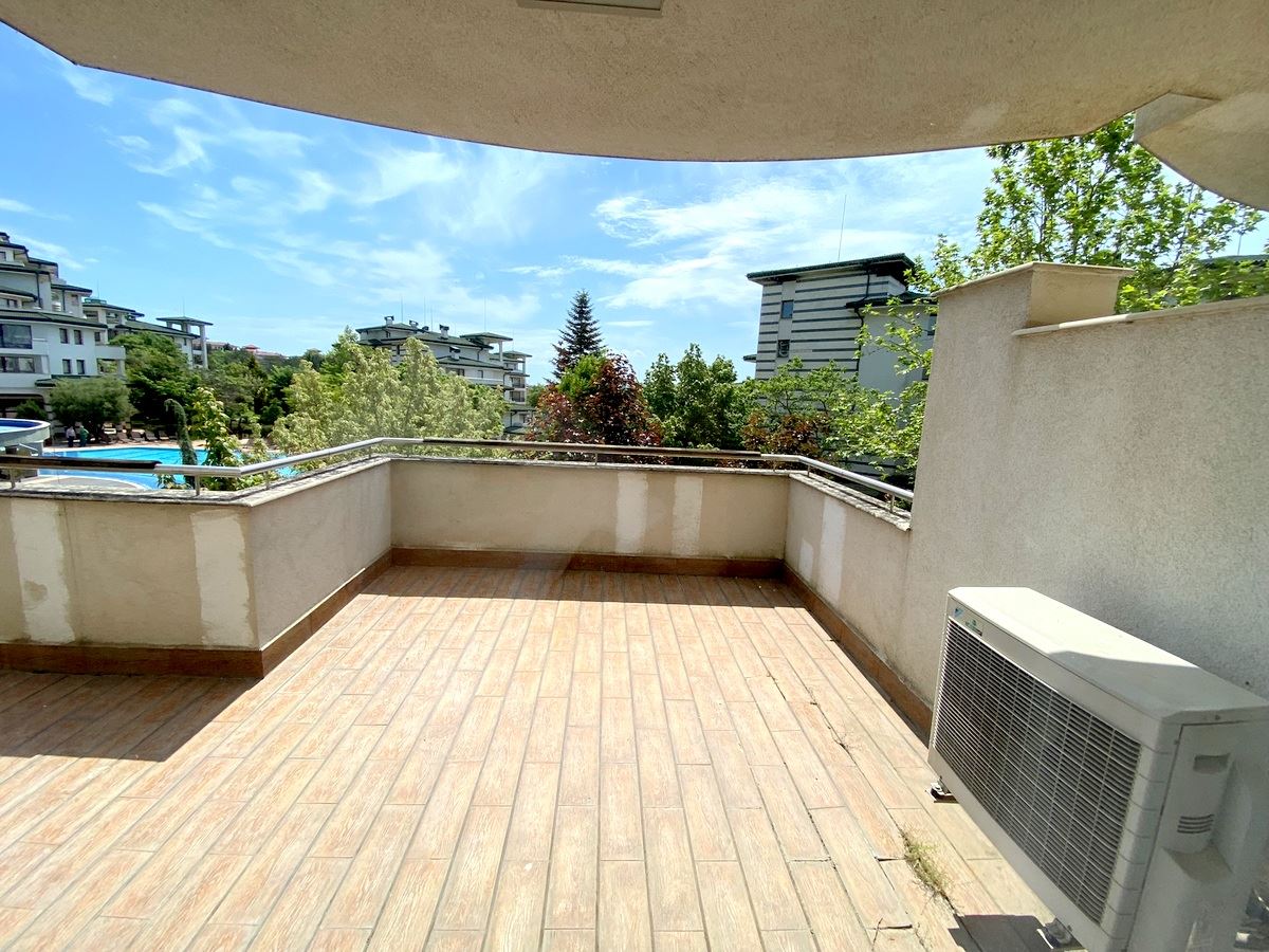 Zwei-Zimmer-Wohnung (mit einem Schlafzimmer) in erster Meereslinie in Ravda – Luxus, Natur und beeindruckender Poolblick