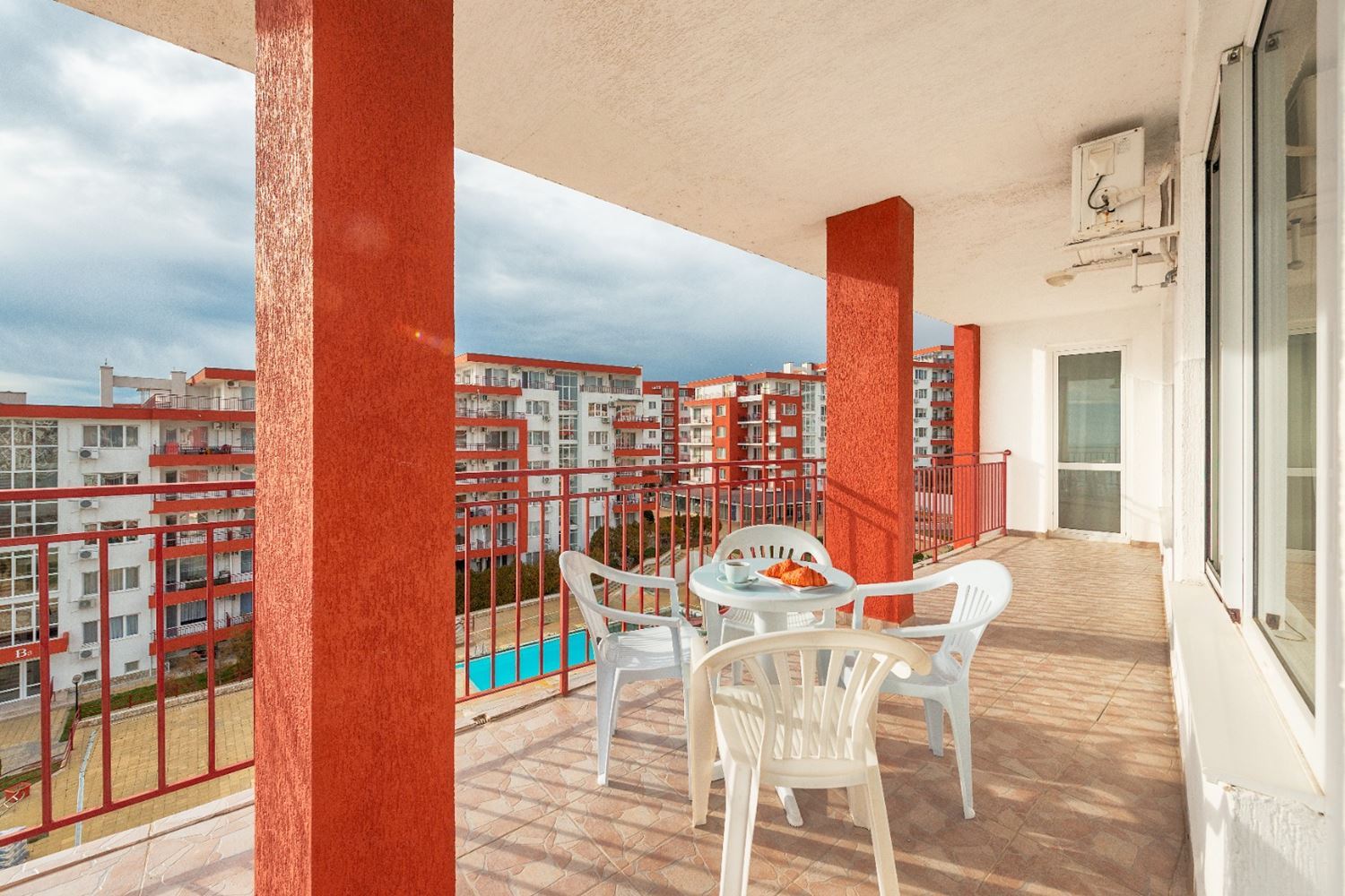 Stilvolles Zwei-Schlafzimmer-Apartment in erster Meereslinie mit direktem Meerblick in Sveti Vlas – Raum, Luxus und vollständige Annehmlichkeiten