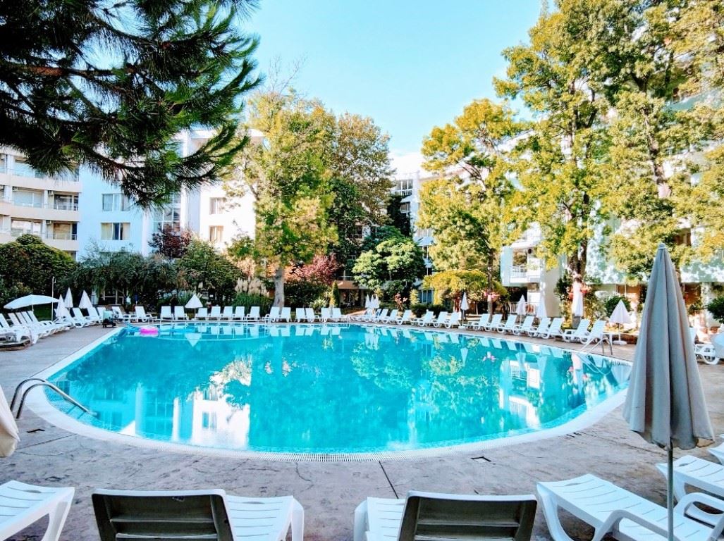 Nur 100 Meter vom Meer entfernt! Geräumige Zweizimmerwohnung mit Blick auf den Pool in einer der beliebtesten Wohnanlagen in Sonnenstrand