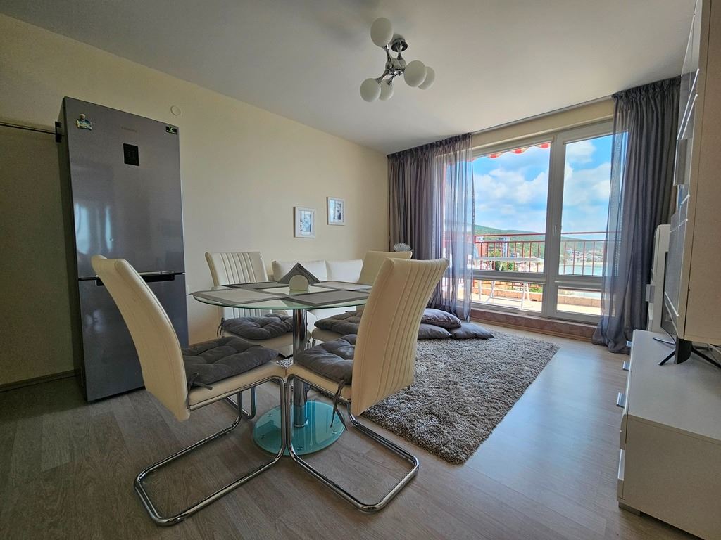 Luxuriöses Panoramaapartment in erster Meereslinie mit zwei Schlafzimmern und einer riesigen Terrasse