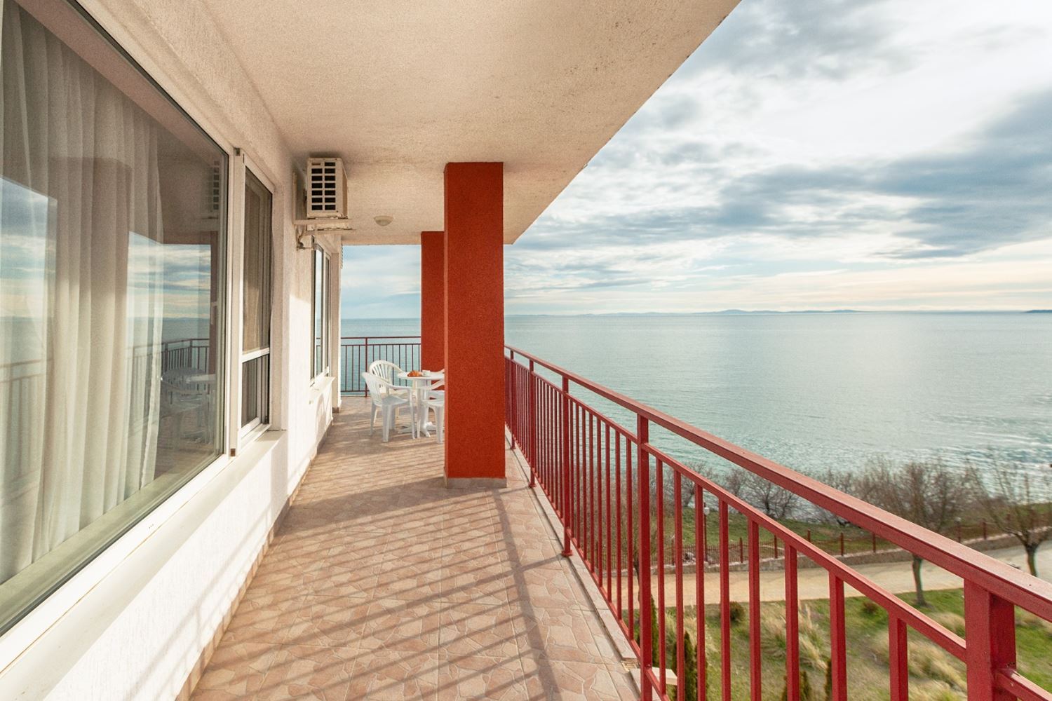 Stilvolles Zwei-Schlafzimmer-Apartment in erster Meereslinie mit direktem Meerblick in Sveti Vlas – Raum, Luxus und vollständige Annehmlichkeiten