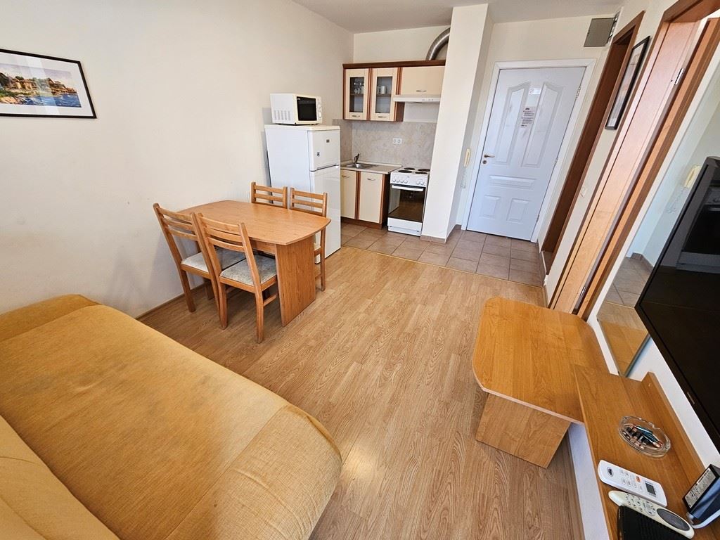 Vollständig eingerichtetes Ein-Zimmer-Apartment im obersten Stock in Sunny Beach – Poolblick und luxuriöse Atmosphäre