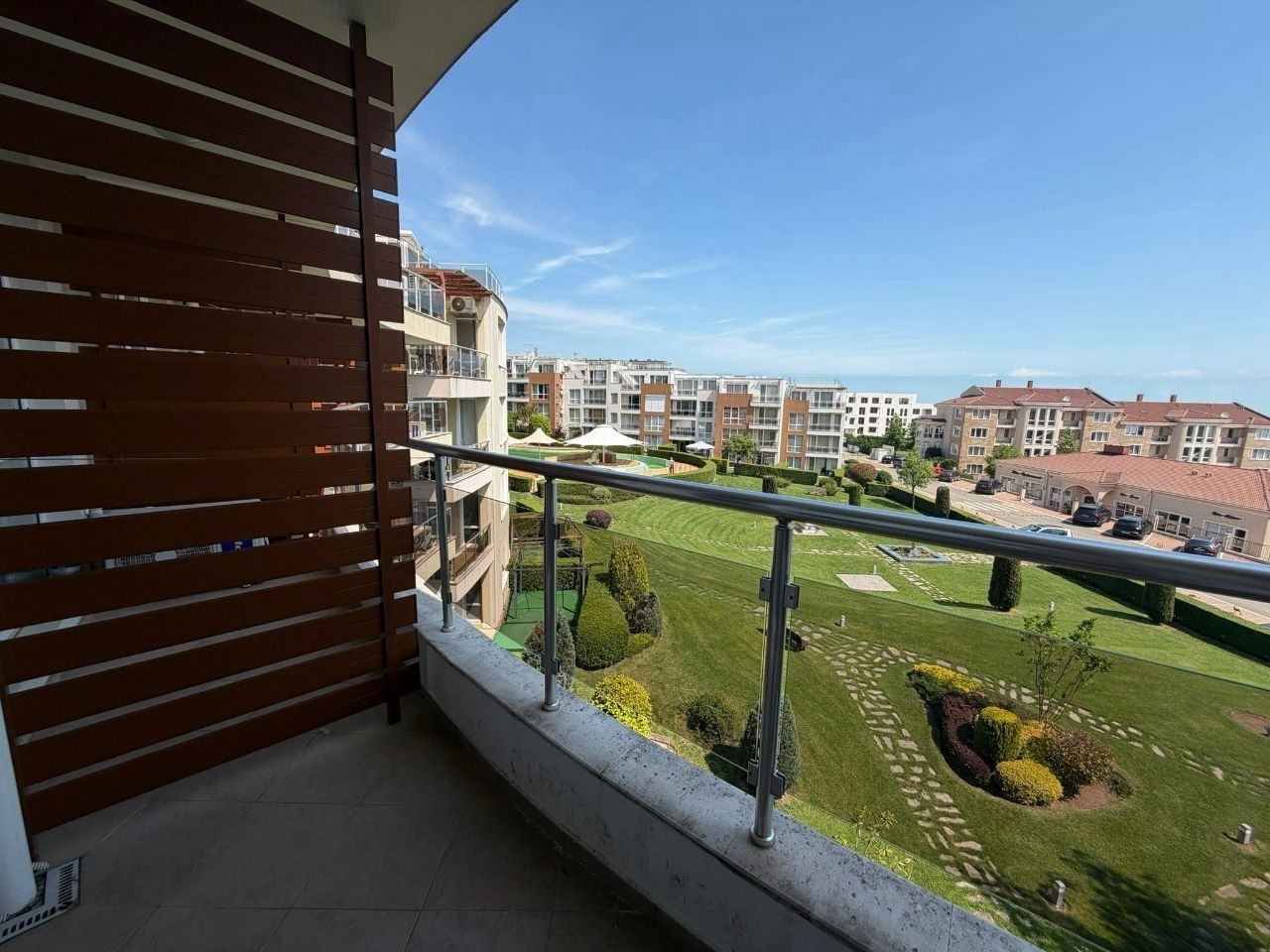 Wohnung mit einem Schlafzimmer und Meerblick in Chernomorets – hervorragende Immobilie in einer Anlage 200 Meter vom Strand entfernt