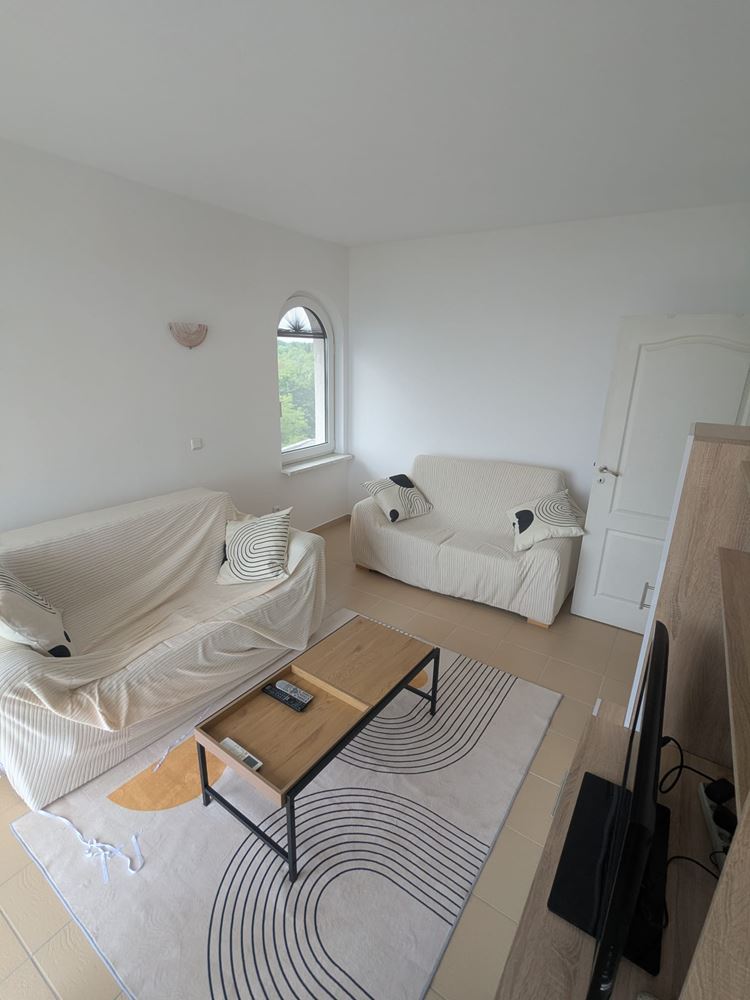 Geräumige Drei-Zimmer-Wohnung mit frontalem Meerpanorama in einer Anlage in Ravda