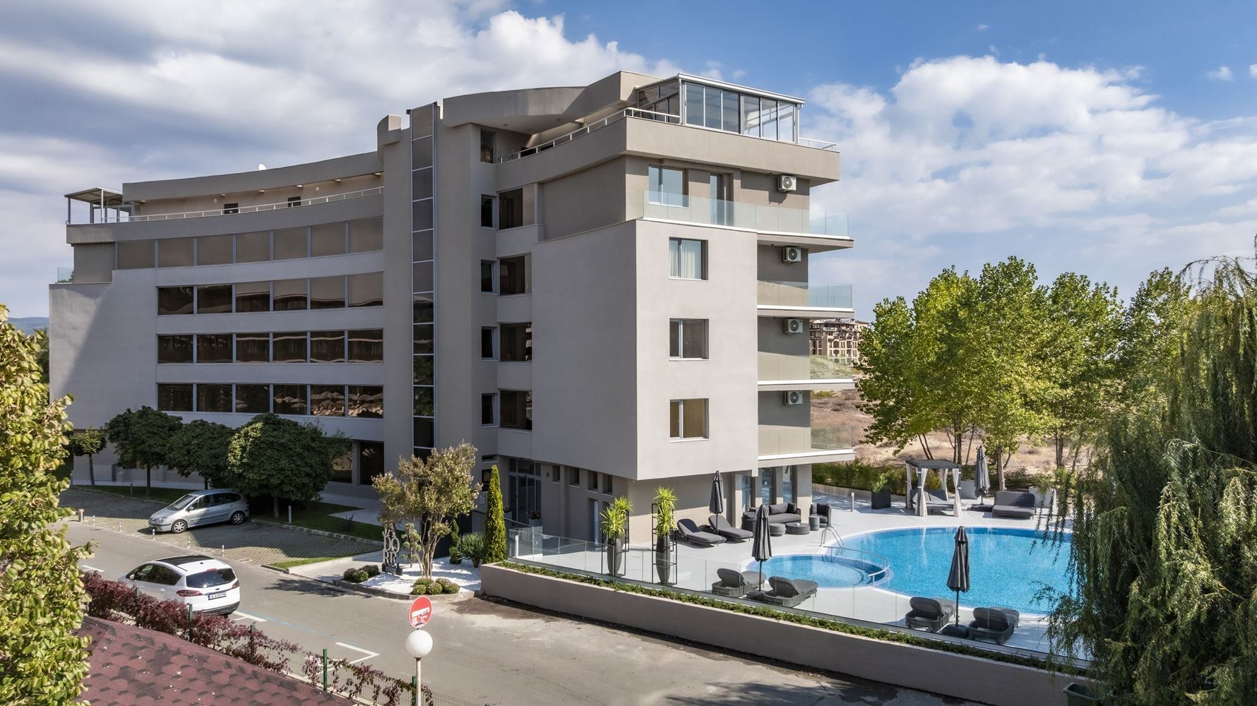 Erste Meereslinie in Sonnenstrand – geräumige 2-Zimmer-Wohnung mit Blick auf das Meer, die Berge und die Stadt