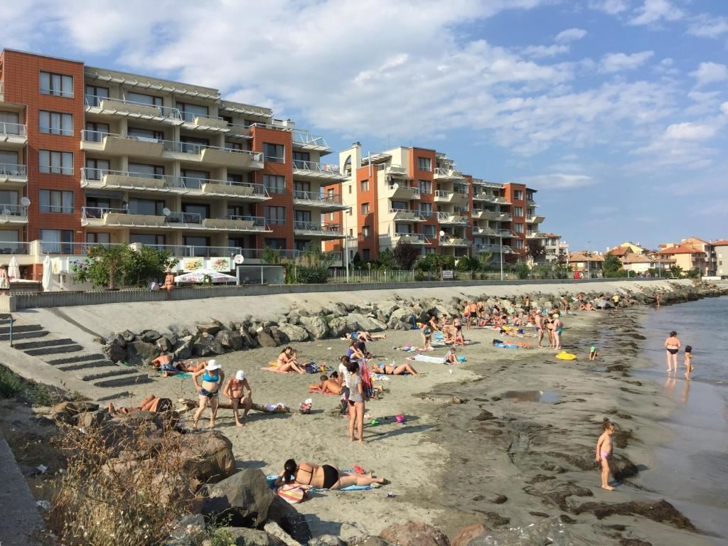 3-Zimmer-Wohnung in erster Linie mit frontalem Meerblick in Pomorie. Mit Tiefgaragenstellplatz!
