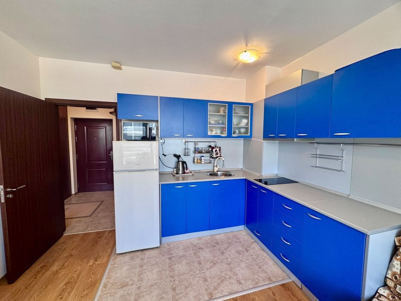 Komfortable 2-Zimmer-Wohnung mit großzügiger Terrasse und Poolblick in einer luxuriösen Anlage in Nessebar