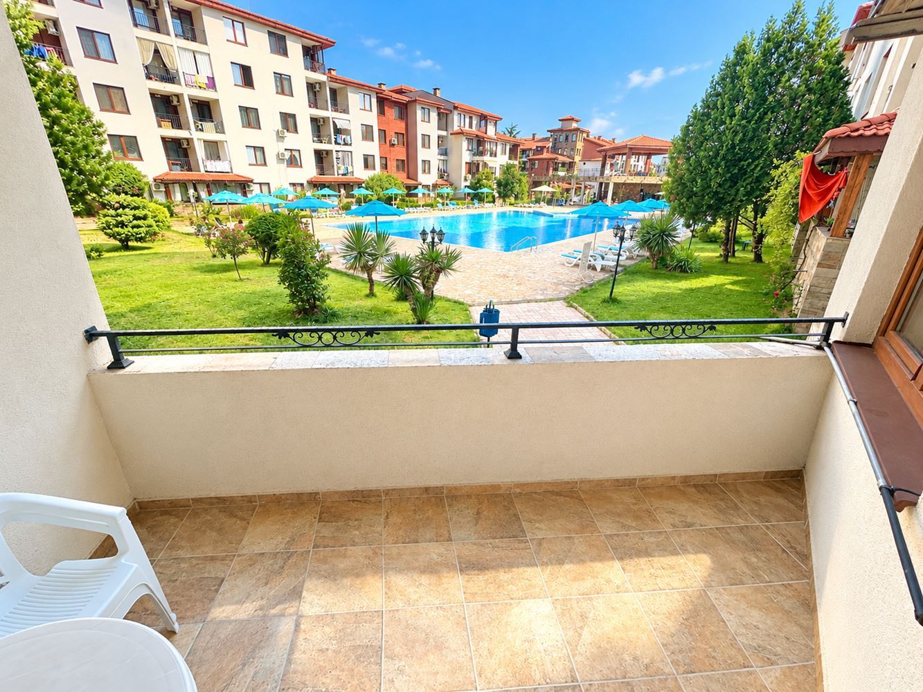 Geräumige Drei-Zimmer-Wohnung mit Poolblick und hervorragenden Annehmlichkeiten in Nessebar