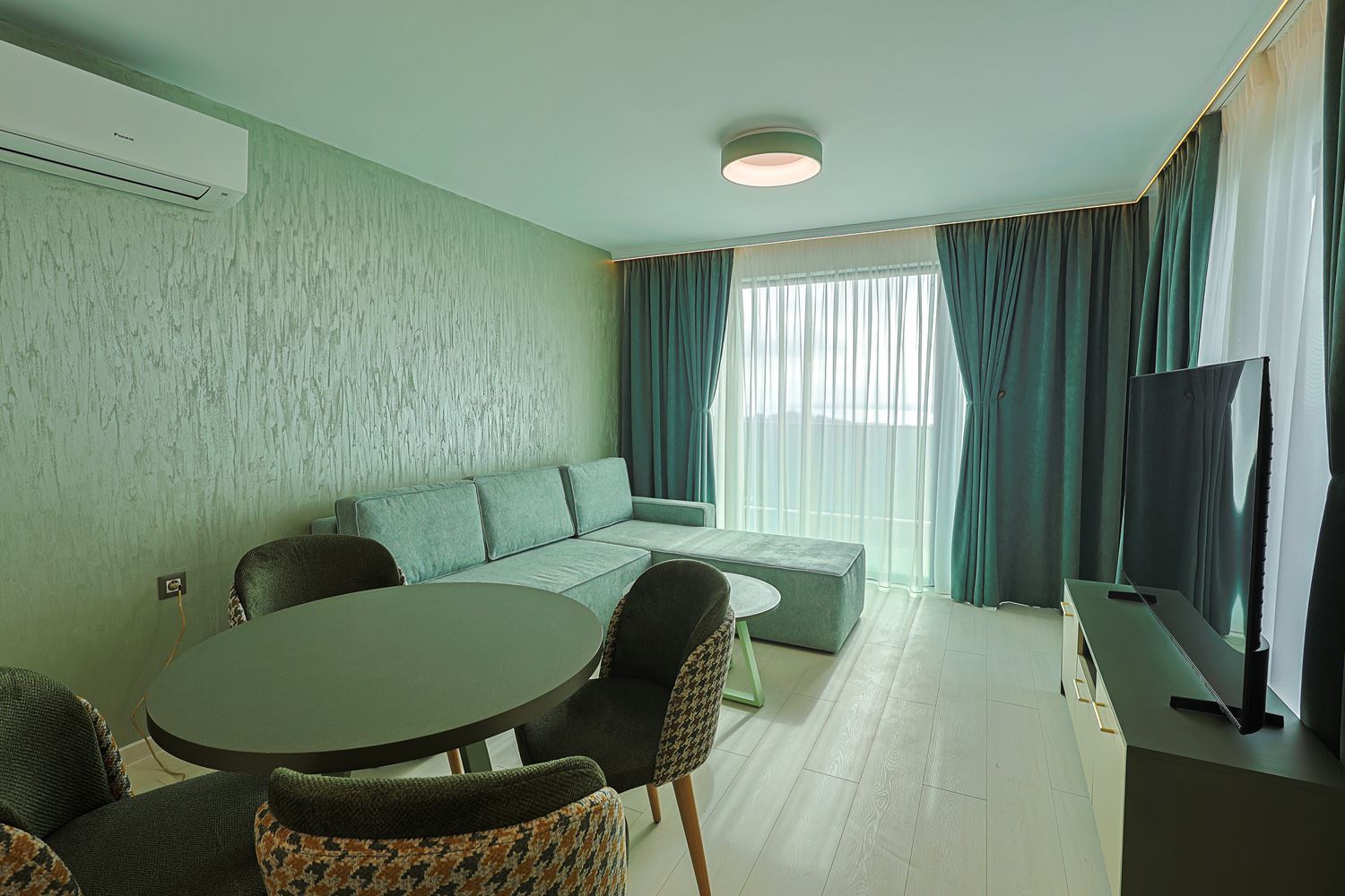 Drei-Zimmer-Wohnung mit Panoramameerblick in einer ruhigen, grünen Anlage in Sonnenstrand