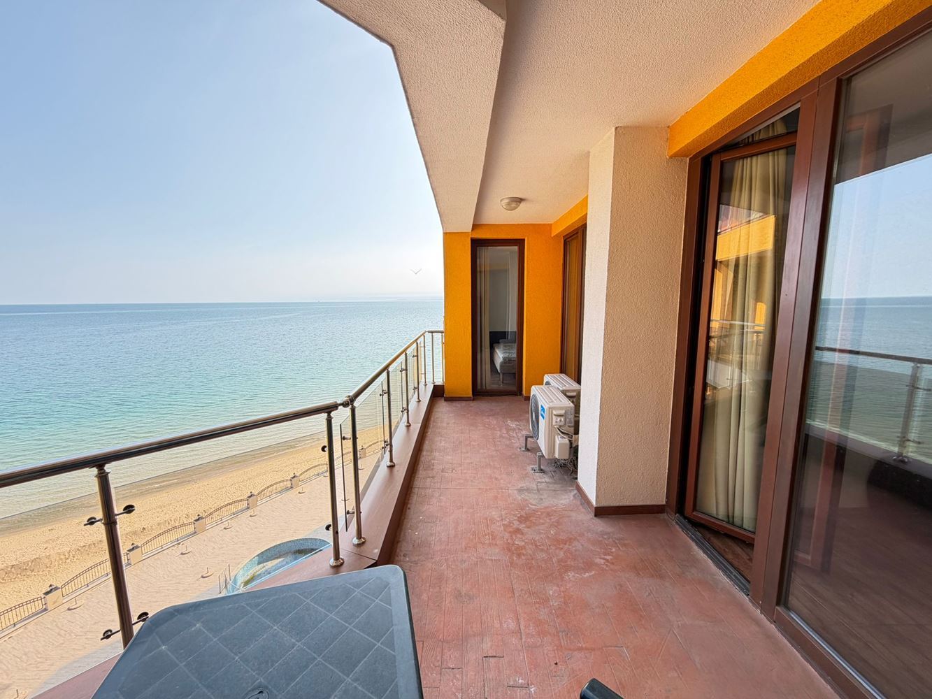 Wohnung mit zwei Schlafzimmern und direktem Meerblick in erster Meereslinie in Nessebar